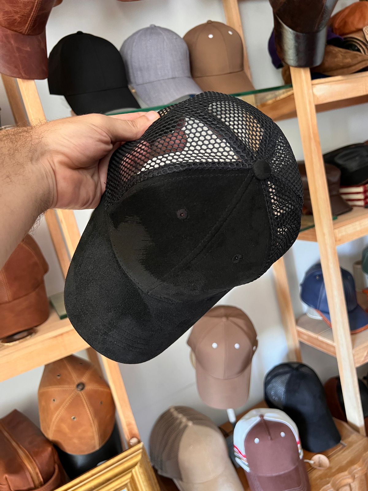 Cap Bridgerton negra aireada - Image 4