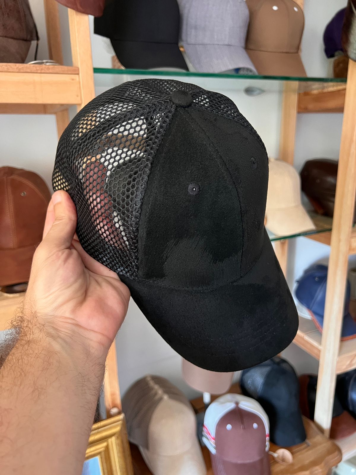 Cap Bridgerton negra aireada