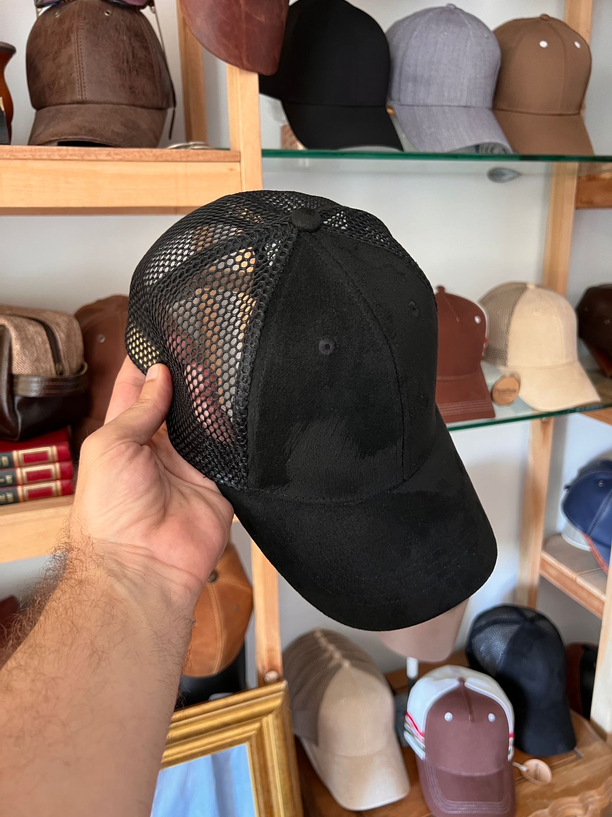 Cap Bridgerton negra aireada - Image 2