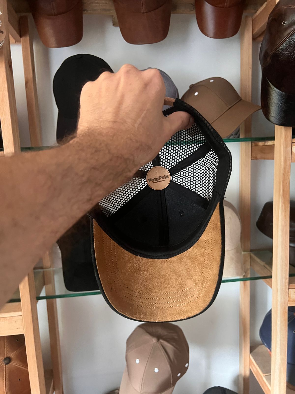 Cap Bridgerton negra aireada - Image 3