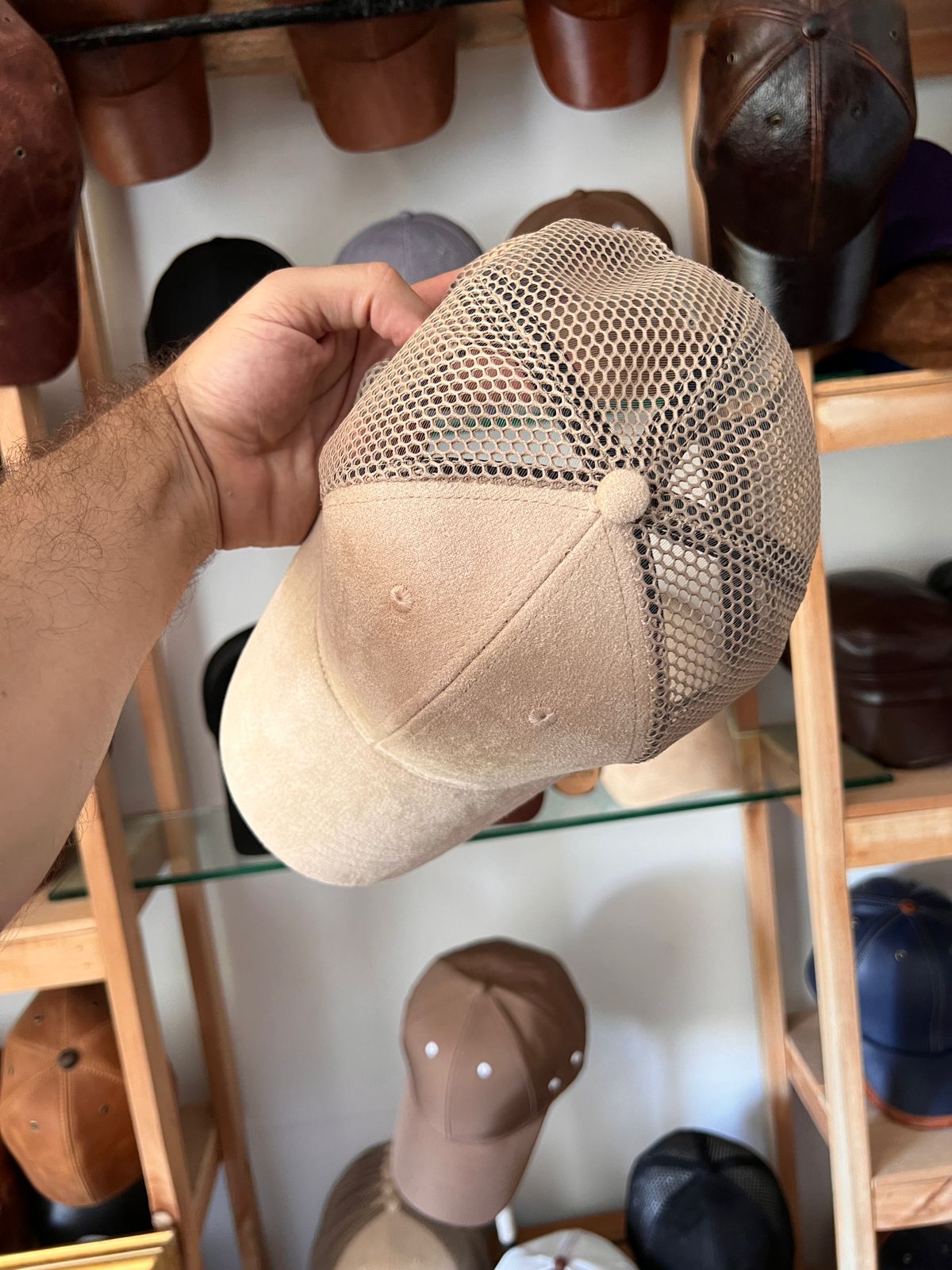 Cap Bridgerton beige aireada - Image 3