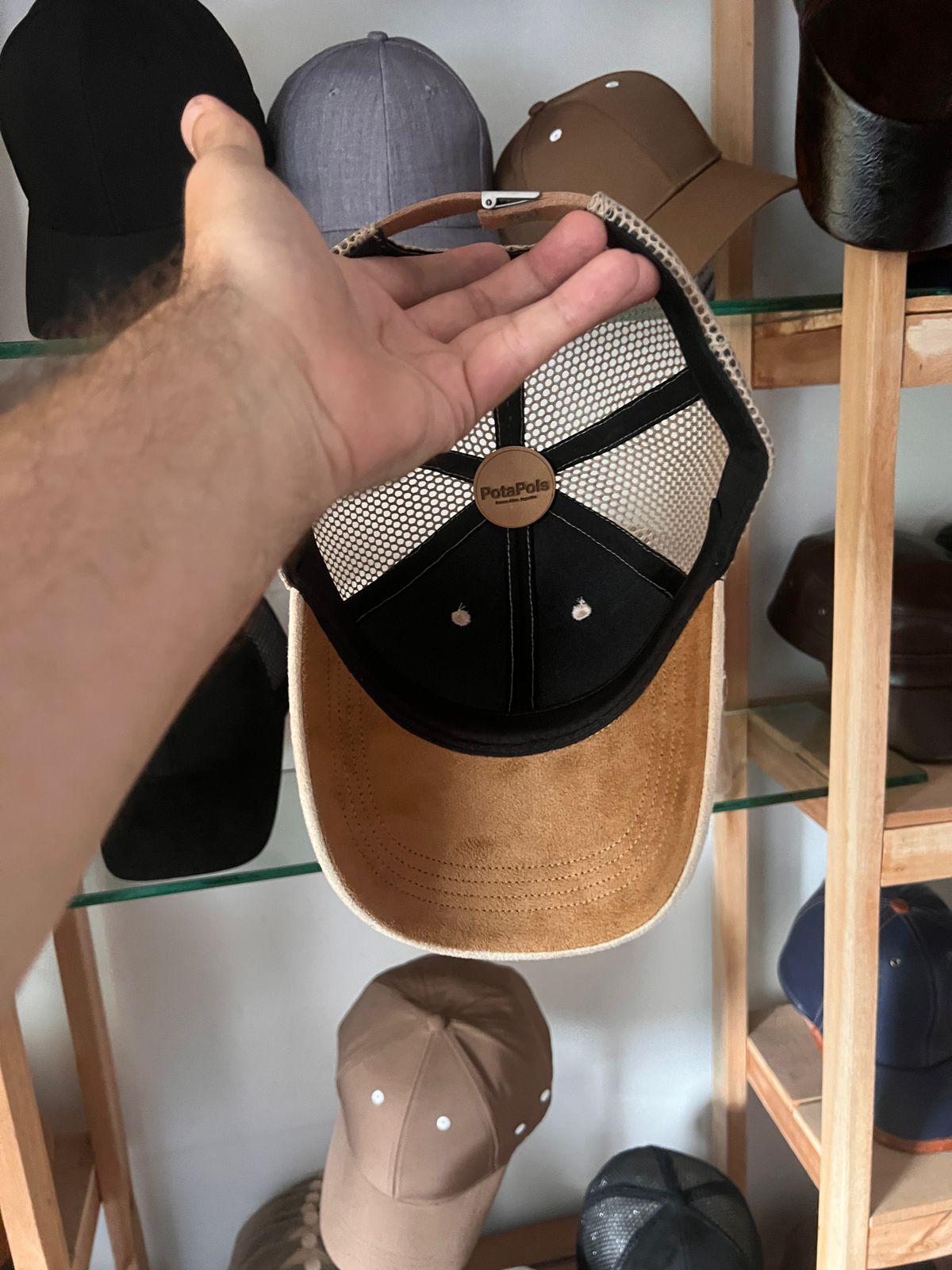 Cap Bridgerton beige aireada - Image 4